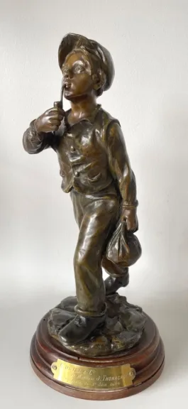 Jeune Homme à La Pipe , Sculpture En Bronze