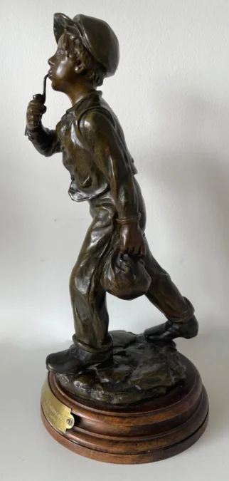 Jeune Homme à La Pipe , Sculpture En Bronze