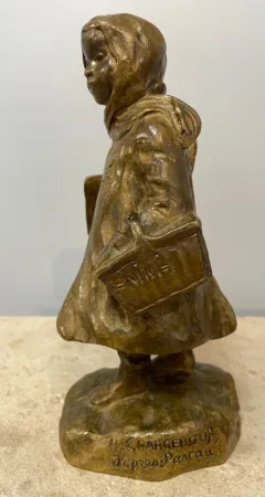 Petite écolière Lorraine , sujet en bronze