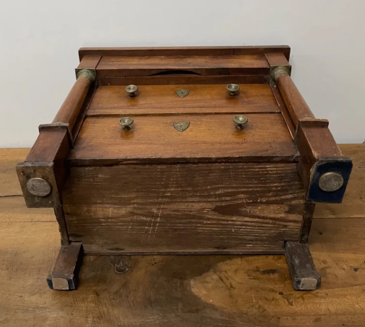 Commode De Maitrise En Noyer De Style Empire -