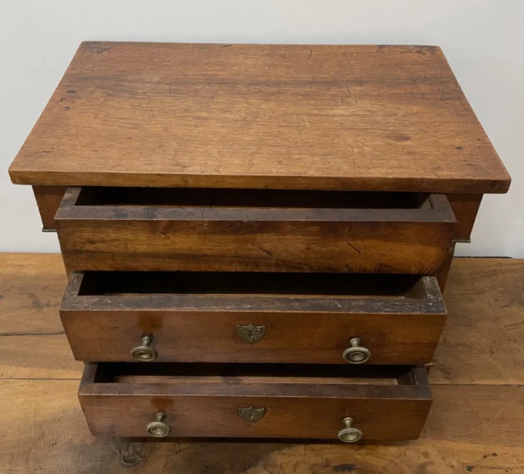 Commode De Maitrise En Noyer De Style Empire -