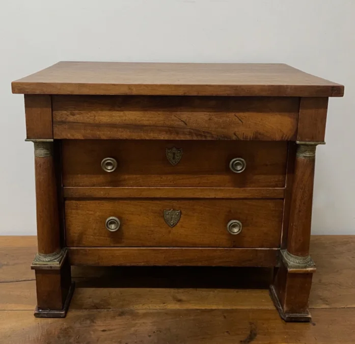 Commode De Maitrise En Noyer De Style Empire -