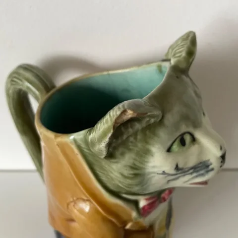 Pichet en barbotine représentant un Chat à La Mandoline , Faïence D Orchies