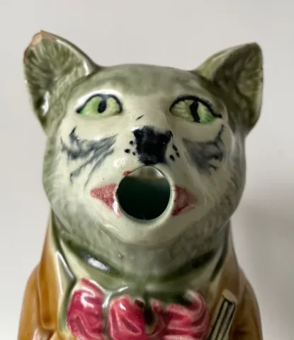 Pichet en barbotine représentant un Chat à La Mandoline , Faïence D Orchies