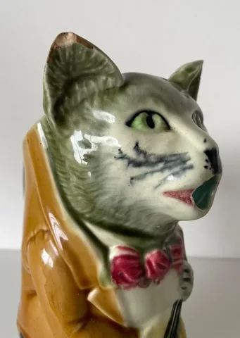 Pichet en barbotine représentant un Chat à La Mandoline , Faïence D Orchies