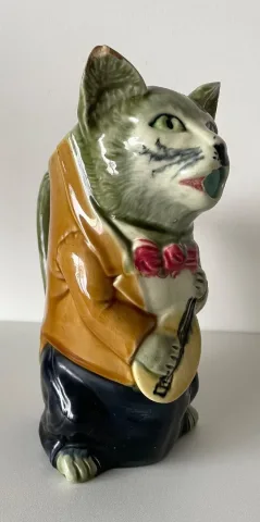 Pichet en barbotine représentant un Chat à La Mandoline , Faïence D Orchies