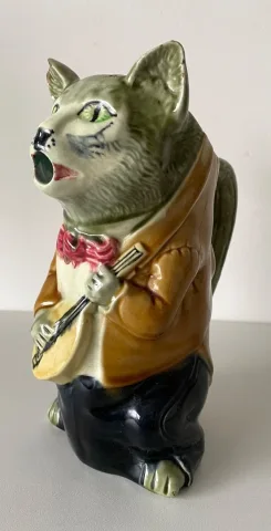 Pichet en barbotine représentant un Chat à La Mandoline , Faïence D Orchies