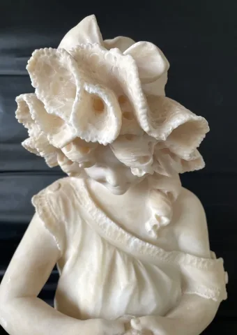 Jeune Fille à La Clémentine , Sculpture En Albâtre