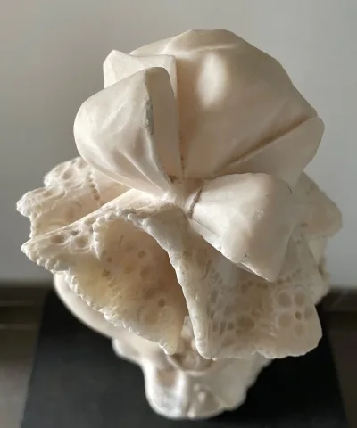 Jeune Fille à La Clémentine , Sculpture En Albâtre