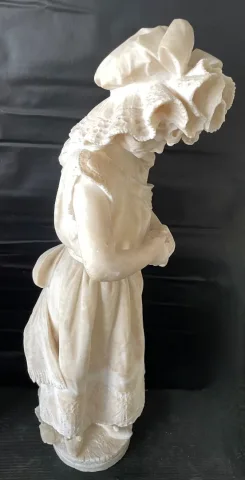 Jeune Fille à La Clémentine , Sculpture En Albâtre