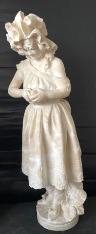 Jeune Fille à La Clémentine , Sculpture En Albâtre