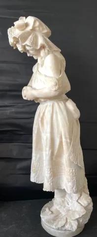 Jeune Fille à La Clémentine , Sculpture En Albâtre