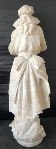Jeune Fille à La Clémentine , Sculpture En Albâtre