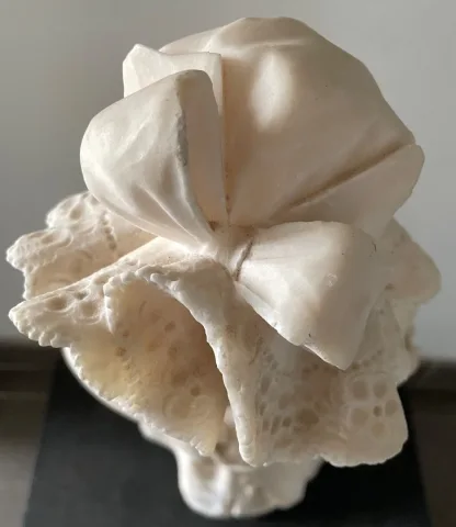 Jeune Fille à La Clémentine , Sculpture En Albâtre