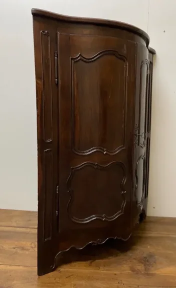 Encoignure à Façade En Arbalète