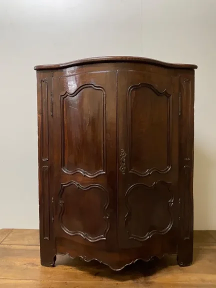Encoignure à Façade En Arbalète