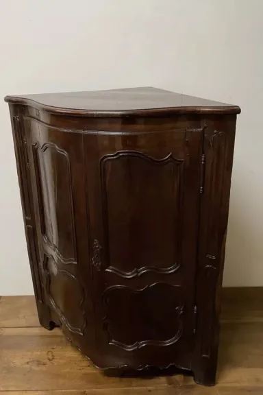 Encoignure à Façade En Arbalète