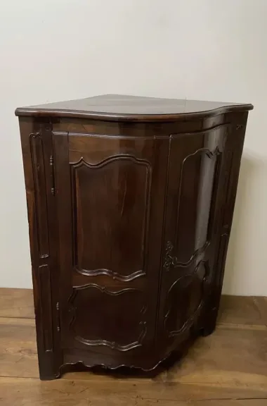 Encoignure à Façade En Arbalète