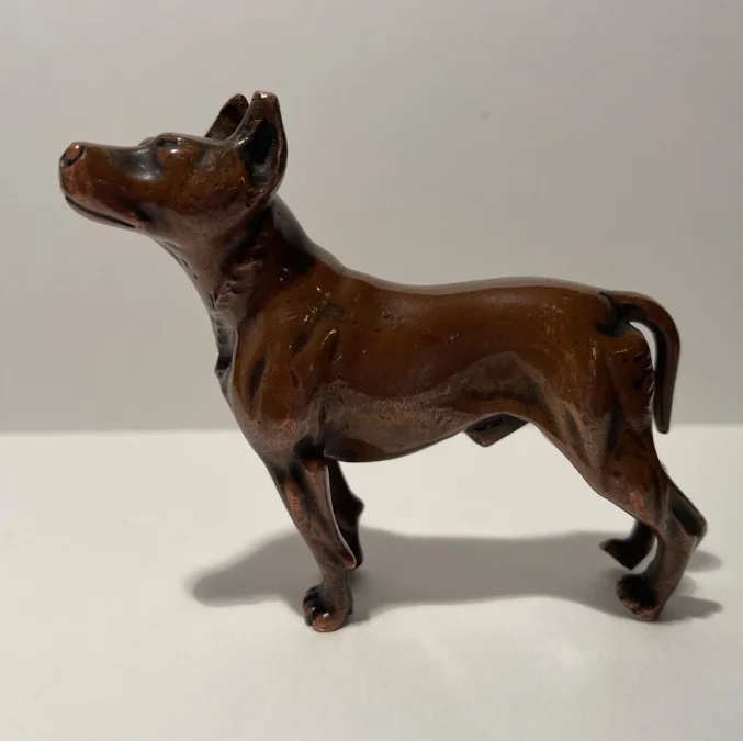 Petit Sujet En Bronze Représentant Un Chien Staff