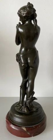 Nymphe à La Colombe  , Sculpture En Bronze.
