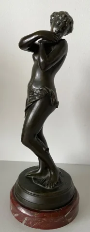 Nymphe à La Colombe  , Sculpture En Bronze.