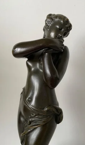 Nymphe à La Colombe  , Sculpture En Bronze.