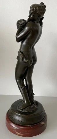 Nymphe à La Colombe  , Sculpture En Bronze.