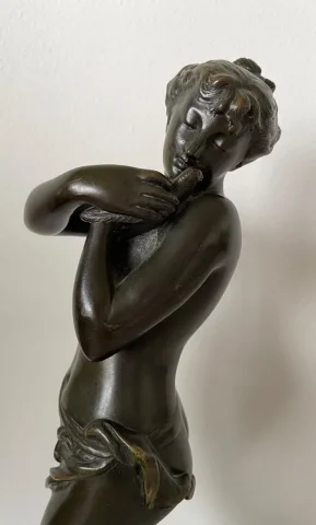 Nymphe à La Colombe  , Sculpture En Bronze.