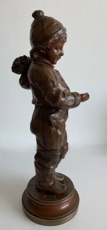Sculpture En Bronze Représentant Un Petit Ramoneur