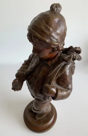 Sculpture En Bronze Représentant Un Petit Ramoneur