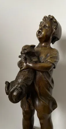 Sculpture En Bronze Représentant Une Petite Fille Et Son Chat
