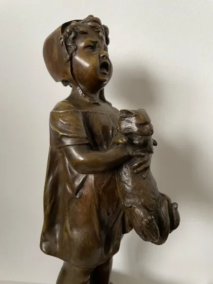 Sculpture En Bronze Représentant Une Petite Fille Et Son Chat