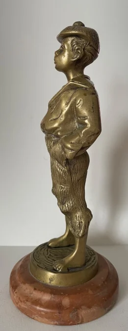 Le Mousse Siffleur , Sujet En Bronze