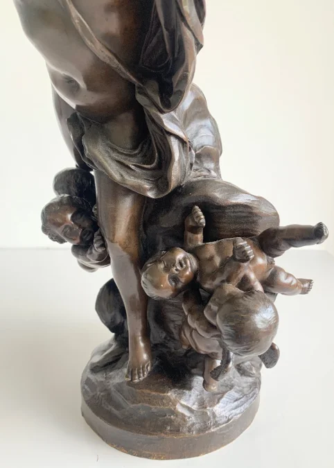 Sculpture En Bronze Représentant Cupidon Entouré De Putti