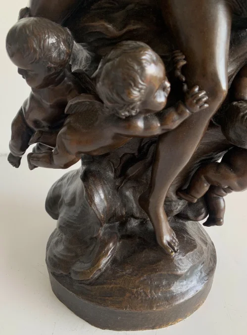 Sculpture En Bronze Représentant Cupidon Entouré De Putti