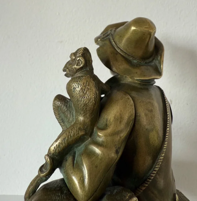 Le jeune saltimbanque et son singe , sujet en bronze