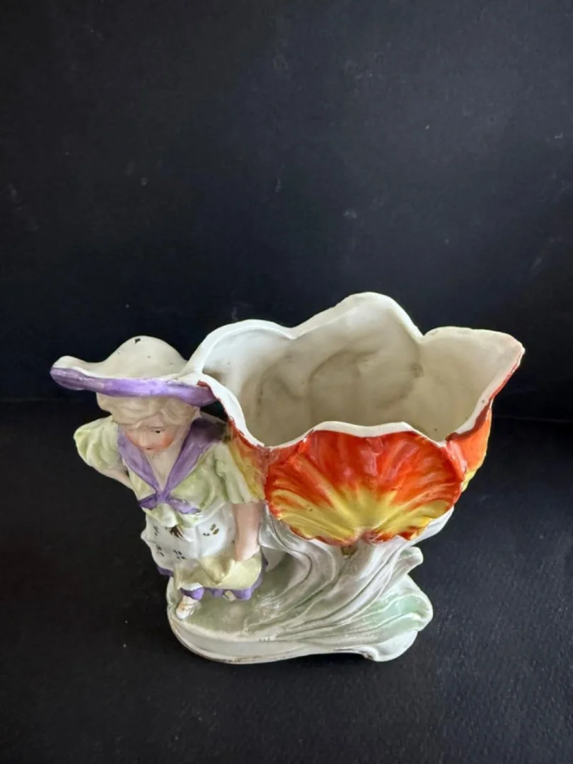 paire de petits vases garçon et fille en porcelaine