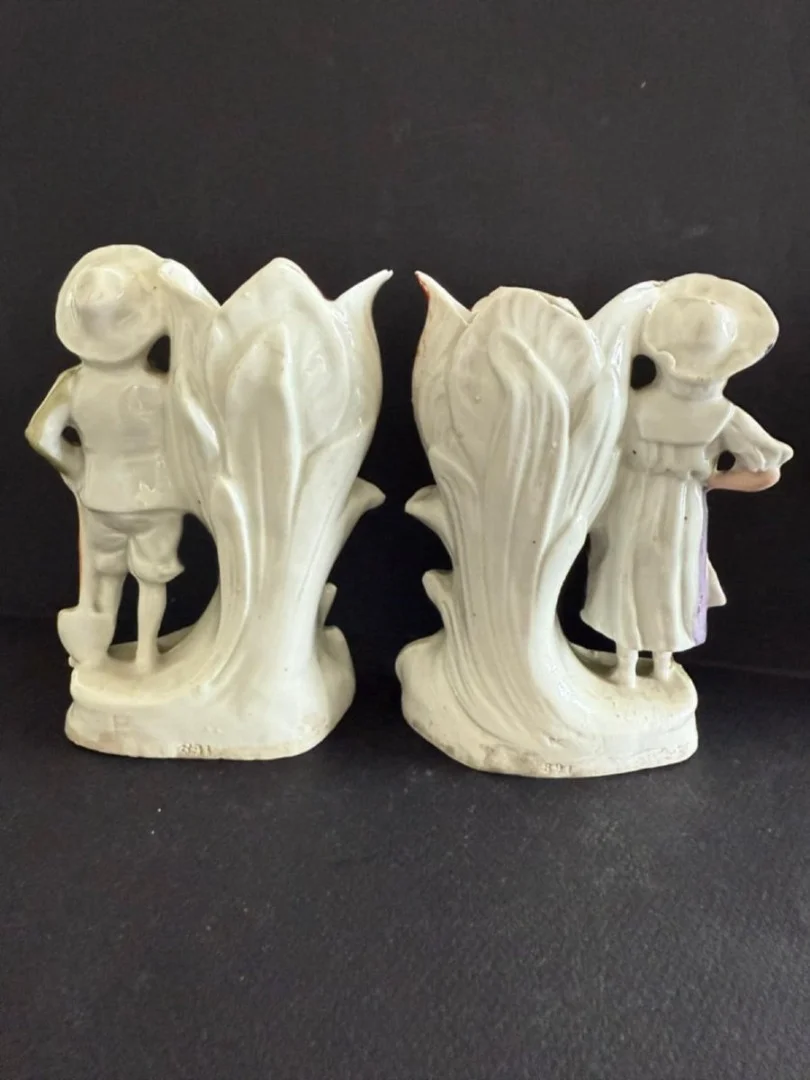 paire de petits vases garçon et fille en porcelaine