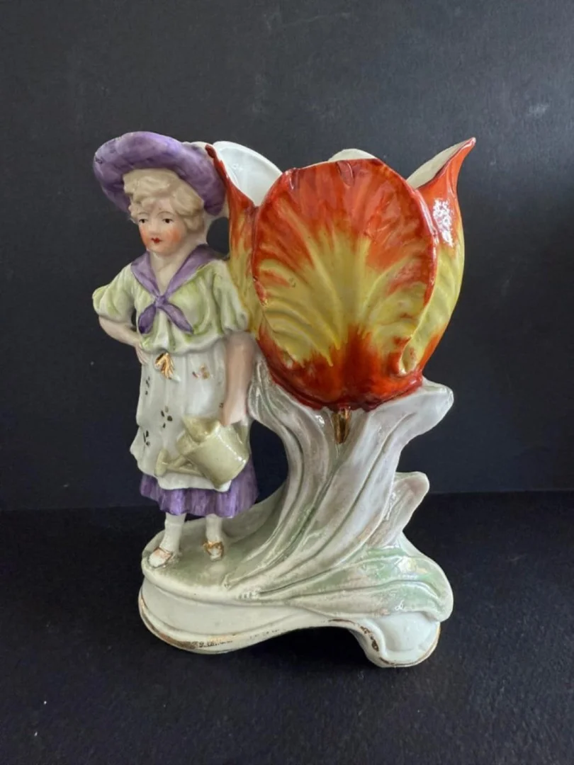 paire de petits vases garçon et fille en porcelaine