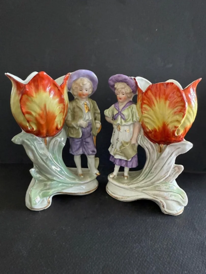 paire de petits vases garçon et fille en porcelaine