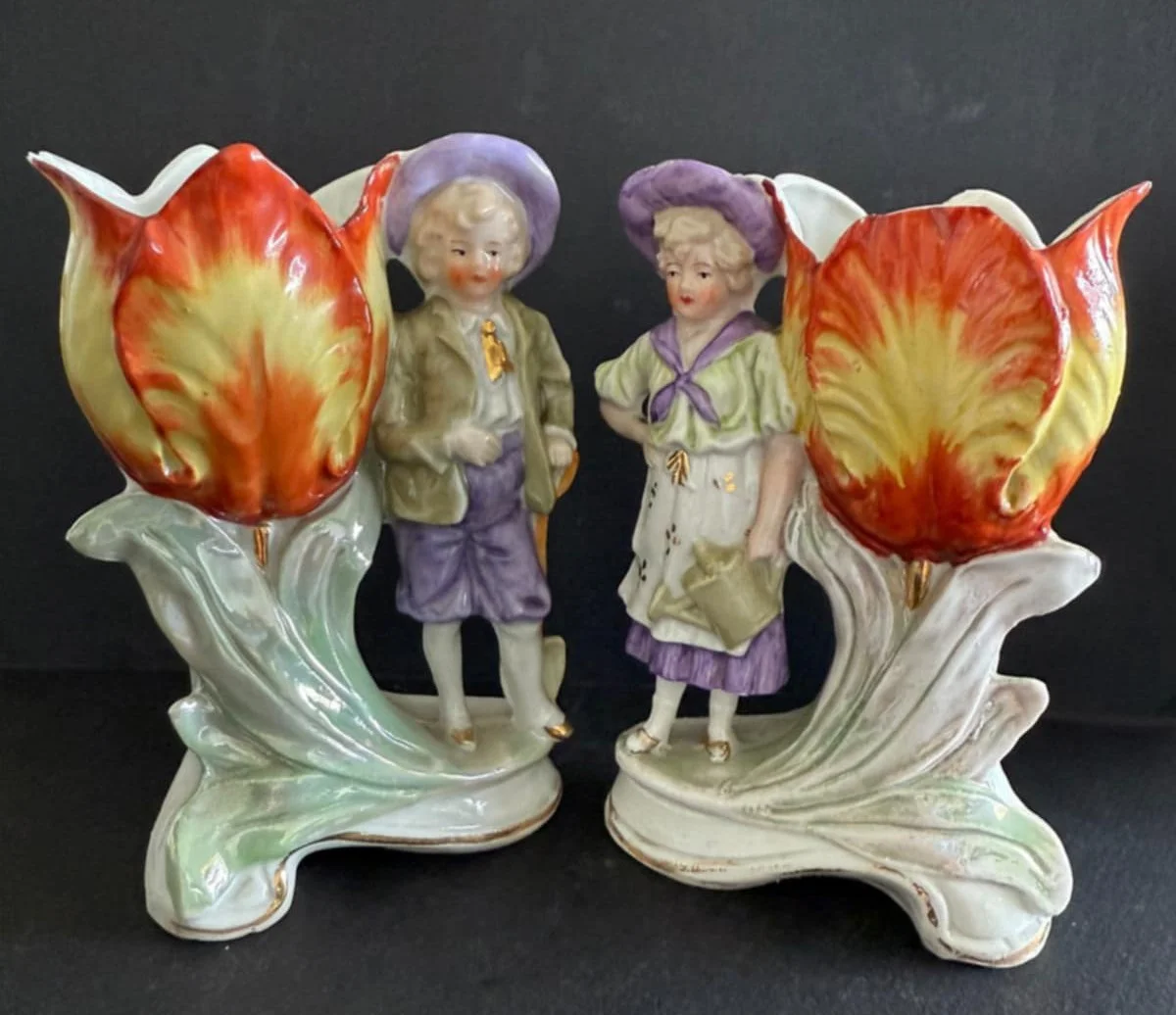 paire de petits vases garçon et fille en porcelaine