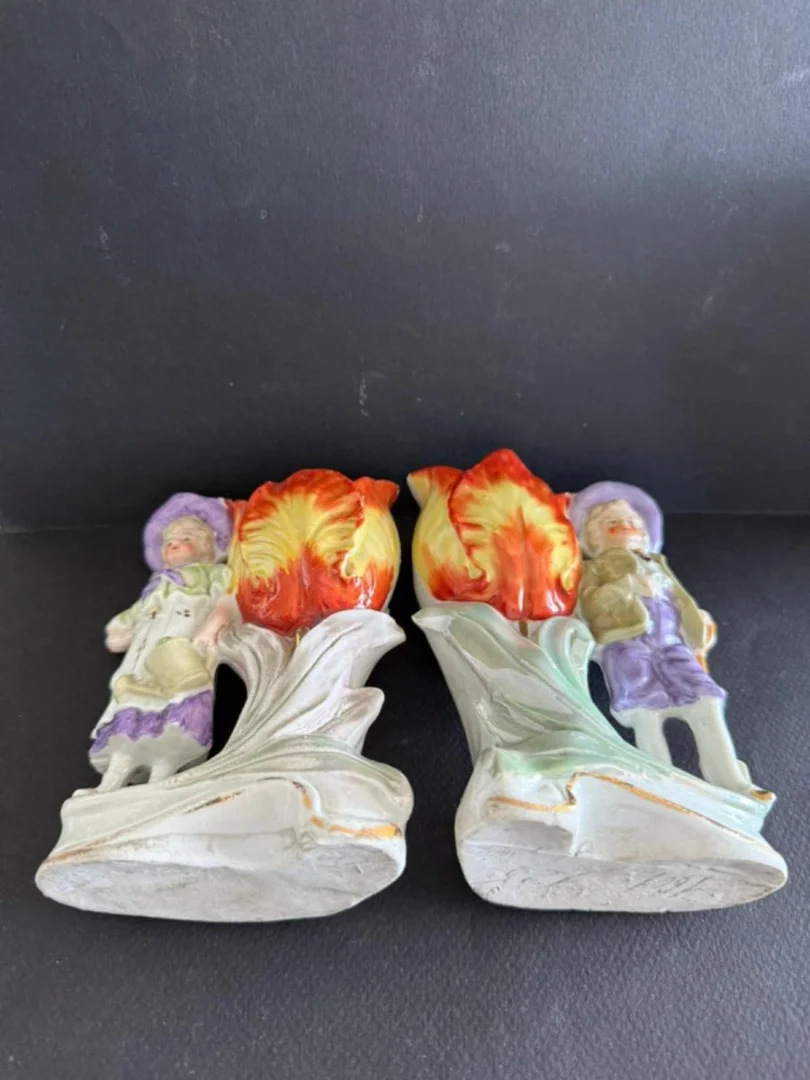 paire de petits vases garçon et fille en porcelaine