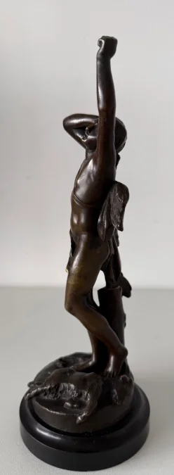 Le retour de chasse, sujet en bronze