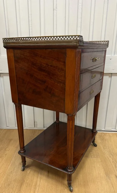 Table chiffonnière en acajou