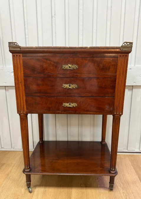 Table chiffonnière en acajou