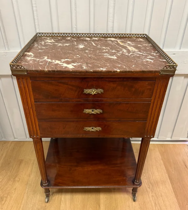 Table chiffonnière en acajou
