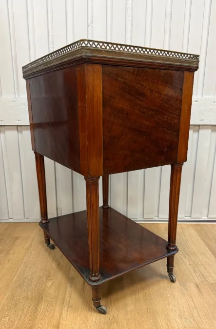 Table chiffonnière en acajou