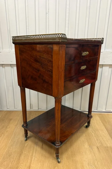 Table chiffonnière en acajou
