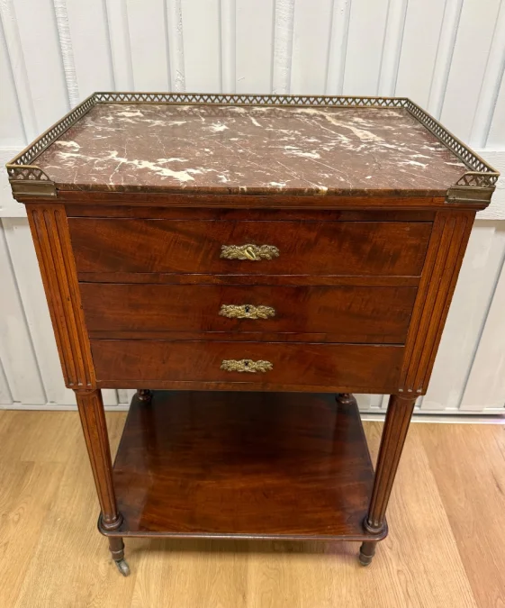 Table chiffonnière en acajou