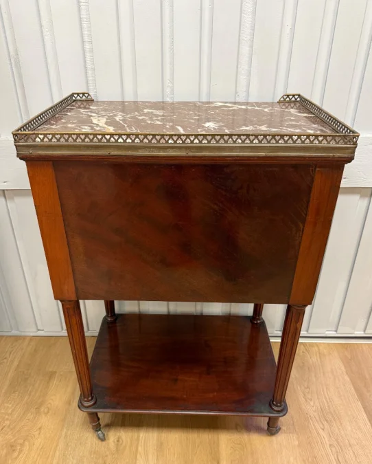 Table chiffonnière en acajou